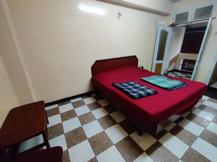 Spacious double room with red bedding